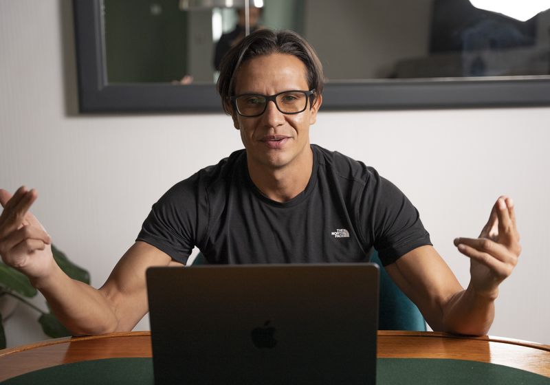 Fosdi explicando el negocio frente a su laptop